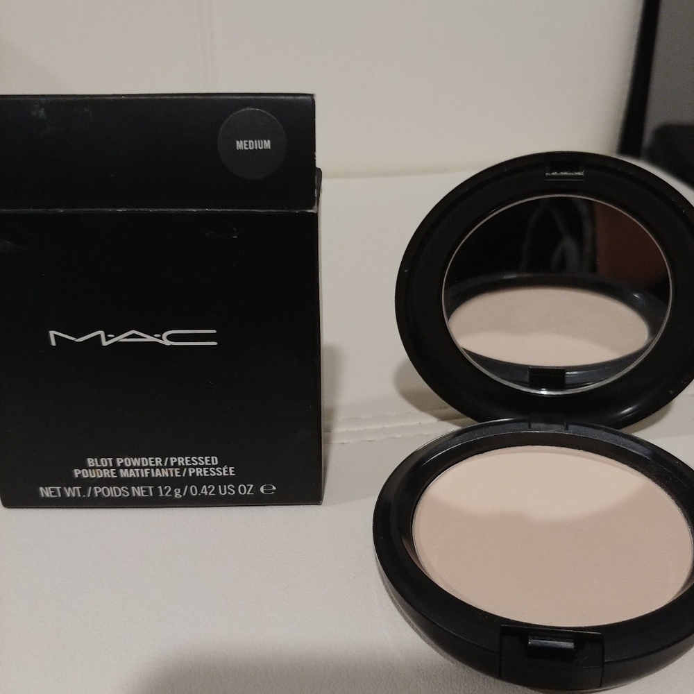 MAC Blot Powder in Medium